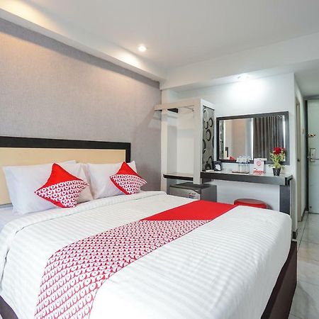 OYO 1318 Hotel Prince Boulevard Manado Buitenkant foto