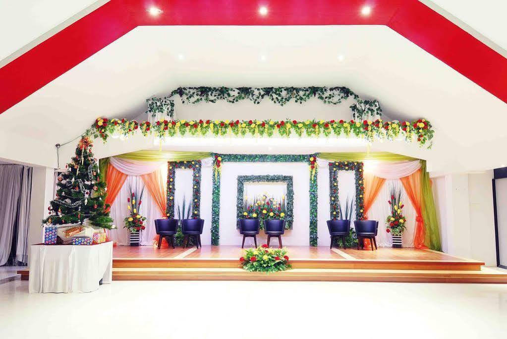 OYO 1318 Hotel Prince Boulevard Manado Buitenkant foto