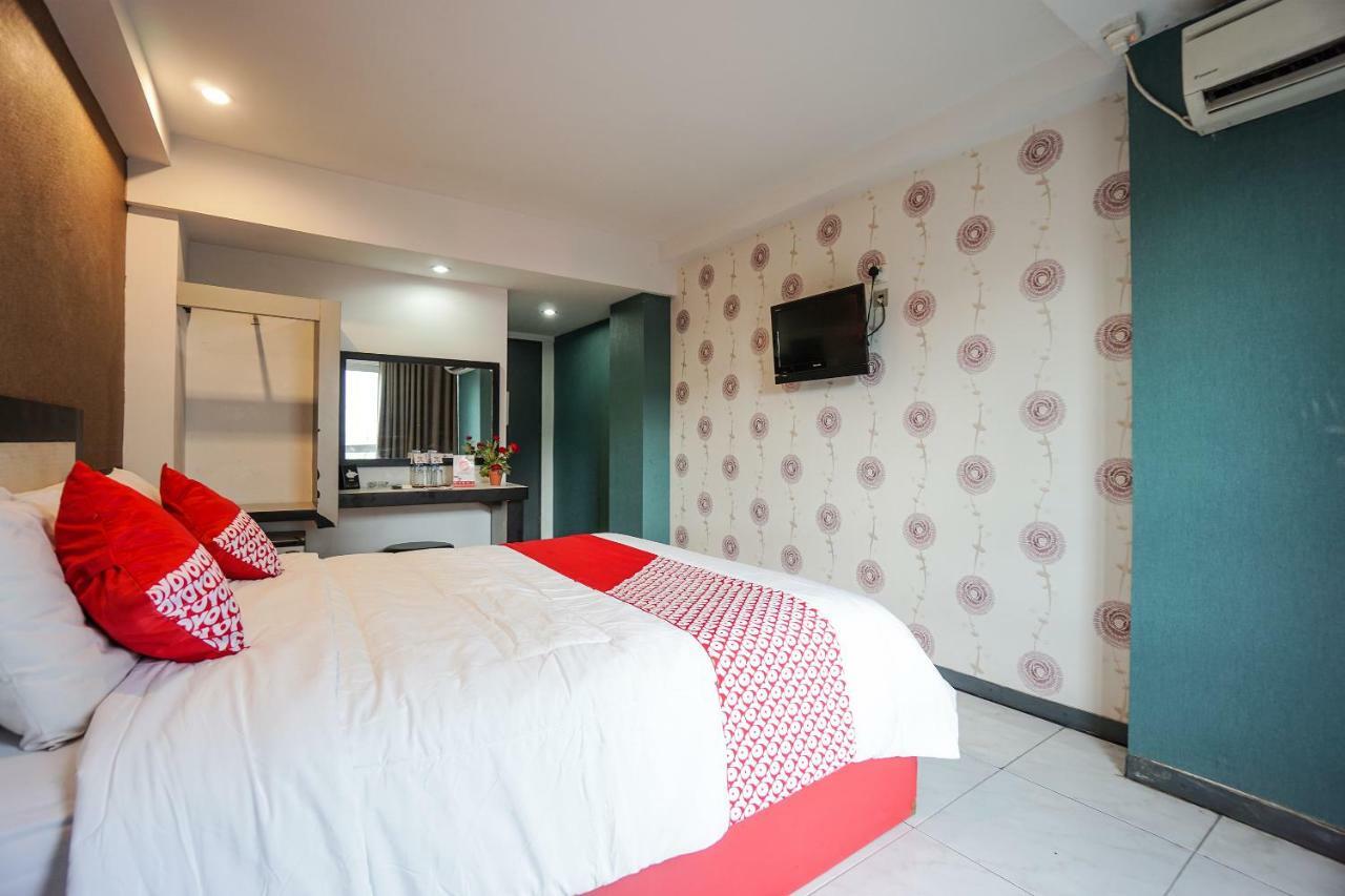 OYO 1318 Hotel Prince Boulevard Manado Buitenkant foto
